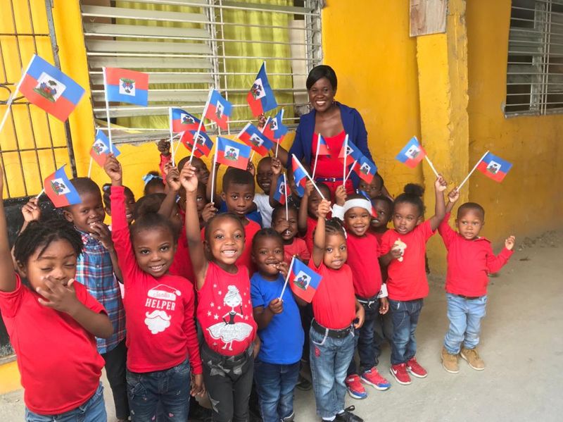 Kleuters van ABC de la Vie op Vlaggendag.